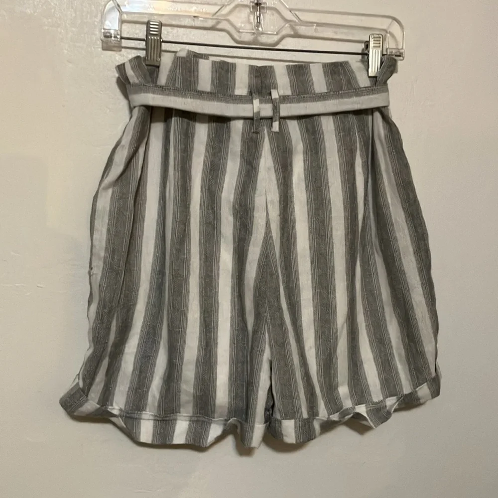 🌈 HYFVE cotton high waist pleated shorts with belt Medium - Picture 3 of 7